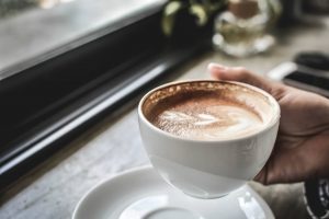 Zima sa blíži. Toto je 5 horúcich kávových drinkov, ktoré ťa počas chladných dní zaručene zahrejú
